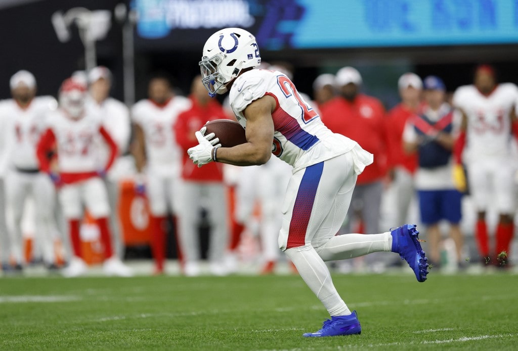 Tennessee Titans running back Derrick Henry ties his shoes between News  Photo - Getty Images