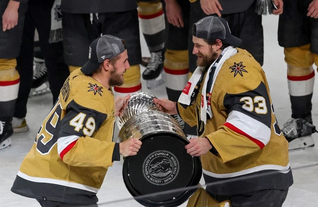 The Vegas Golden Knights pose with the Stanley Cup after their 9-3 News  Photo - Getty Images