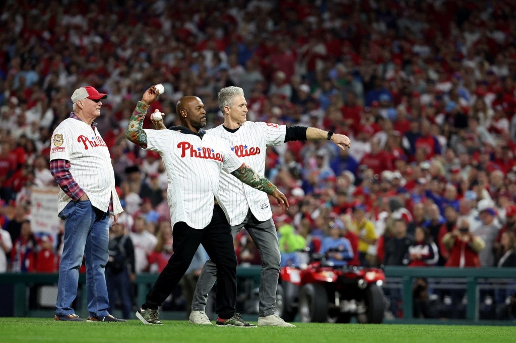 Braves stifle D'backs after honoring Chipper Jones