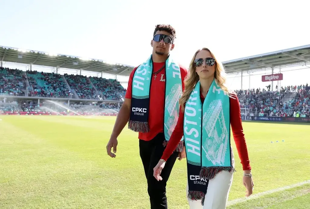 Raiders Fans Heckle Brittany and Patrick Mahomes